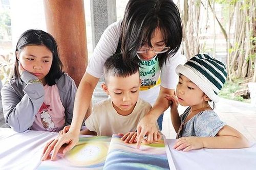 Cùng trẻ 'chạm' vào truyền thống