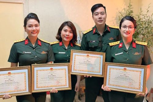 Đại úy, ca sĩ Lương Nguyệt Anh vinh dự nhận hai Bằng khen của Bộ Quốc phòng