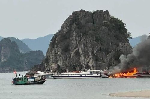 Cháy tàu cao tốc tại cảng Ao Tiên, huyện Vân Đồn (Quảng Ninh)