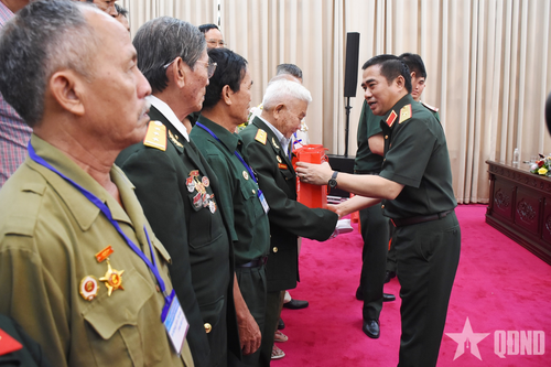 Bộ Quốc phòng gặp mặt đoàn đại biểu người có công với cách mạng tỉnh Kon Tum