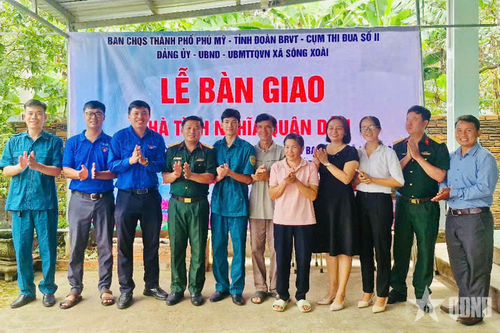 Ban CHQS thành phố Phú Mỹ bàn giao 'Nhà tình nghĩa quân dân'