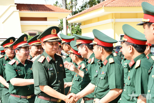 Tư lệnh Quân khu 4 kiểm tra công tác chuẩn bị tổ chức cơ quan quân sự địa phương tại Quảng Bình và Quảng Trị