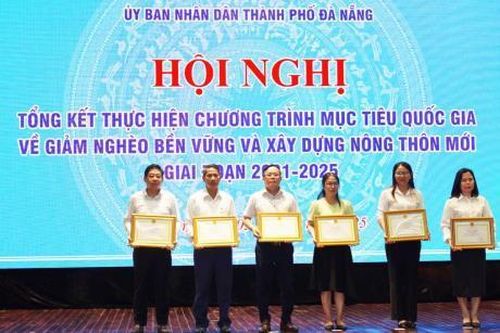 Cảng Đà Nẵng nhận Bằng khen về thành tích 'Vì người nghèo – Không để ai bị bỏ lại phía sau'