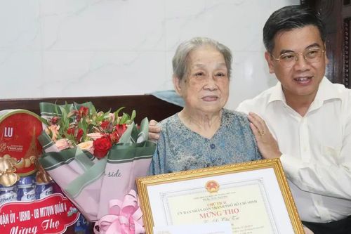Lãnh đạo TPHCM thăm, chúc thọ người cao tuổi tại quận 4