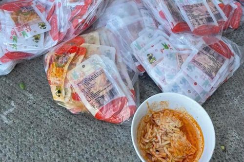 Phát hiện xe khách chở gần 112.000 gói măng tẩm không rõ nguồn gốc