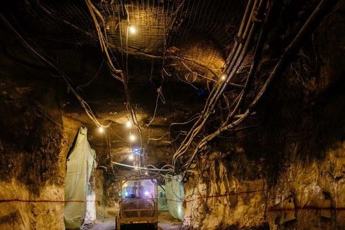 Tận mục cảnh khai thác mỏ vàng khổng lồ dưới lòng đất