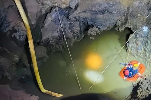 Giây phút tìm nạn nhân nghi rơi 'hố tử thần' ở Bắc Kạn