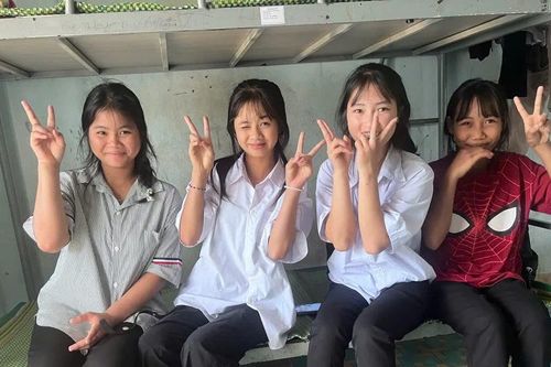 Thầy cô đồng hành cùng trò vùng khó vượt vũ môn