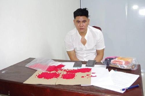 Bắt quả tang nam thanh niên mang 6.000 viên ma túy đi tiêu thụ