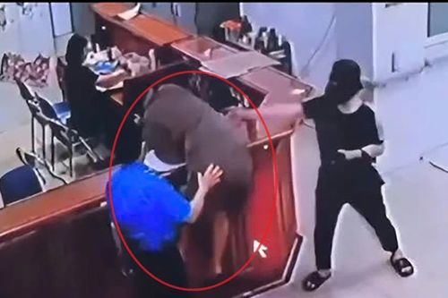 Tạm giữ hình sự nam thanh niên đánh nhân viên y tế ở Nghệ An