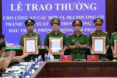 Khen thưởng đơn vị xuất sắc trong đấu tranh phòng, chống tội phạm