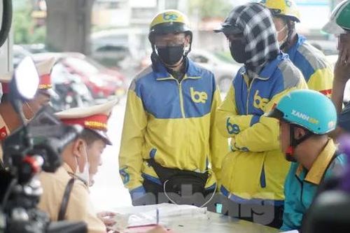 Hà Nội: Hàng loạt tài xế bị xử phạt vì 'leo' xe máy lên vỉa hè, đi ngược chiều