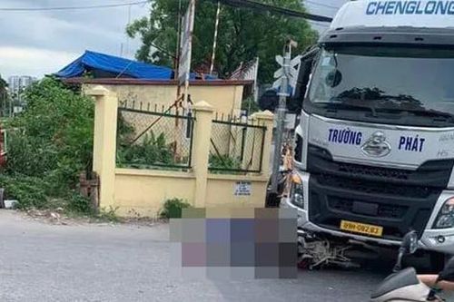 Hà Nội: Va chạm với ô tô tải, cô gái đi xe máy tử vong