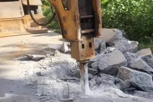 Khắc phục những vết nứt trên tuyến đường 80 tỷ ở Hòa Bình