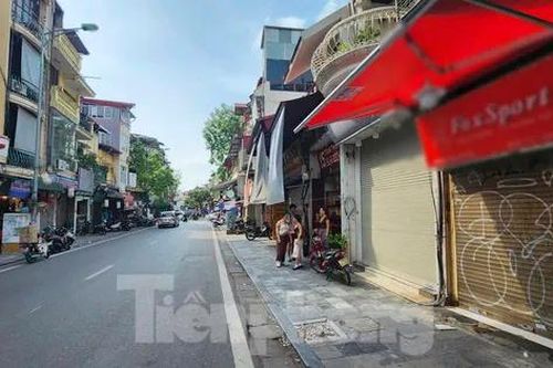 Hà Nội: Hàng loạt cửa hàng kinh doanh trên phố cổ 'cửa đóng then cài'