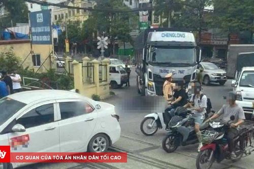 Va chạm giữa xe tải và xe máy, một nữ sinh tử vong