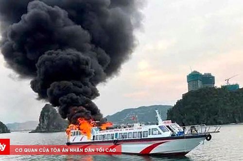 Tàu cao tốc bất ngờ bốc cháy dữ dội trên biển Vân Đồn