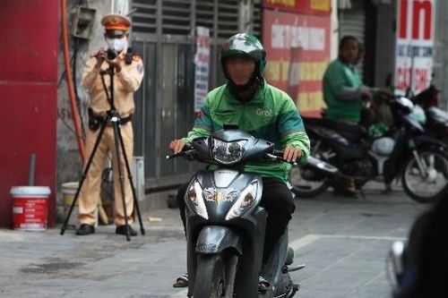 Hà Nội quyết dẹp 'nạn' xe máy đi lên vỉa hè, một góc phố phạt 100 triệu đồng