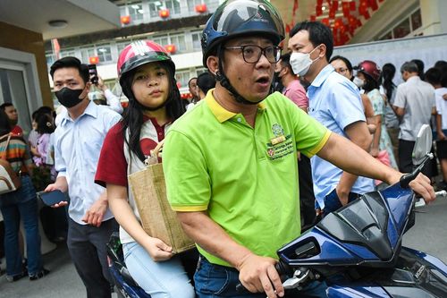 Hàng loạt thí sinh ở Hà Nội đến nhầm điểm thi, nhiều thầy cô đành làm 'xe ôm'