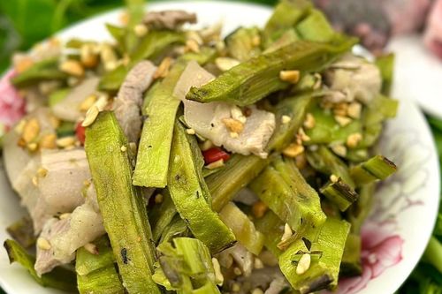 Quả ở miền Bắc giống phượng vĩ, mỗi năm chỉ có 1 lần, làm nộm rất ngon