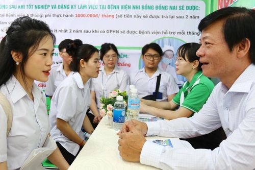 Phó giám đốc bệnh viện trực tiếp tuyển dụng sinh viên sắp tốt nghiệp