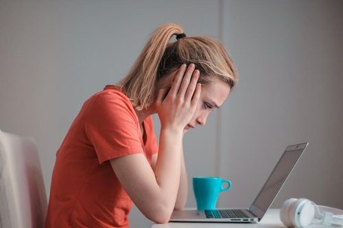 Bà nội về quê đúng dịp nghỉ hè, mẹ 3 con căng thẳng tột độ