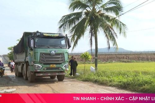 'Khổ sở' di chuyển trên các tuyến đường công vụ hư hỏng nặng
