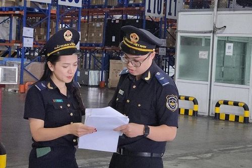 Hàng nghìn linh kiện điện thoại 'đội lốt' quần áo gia công qua cửa khẩu Nội Bài