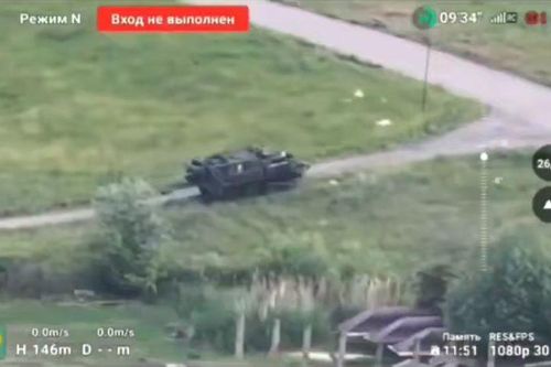 Video binh sĩ Nga giành xe bọc thép của Ukraine giữa chiến tuyến vùng Sumy