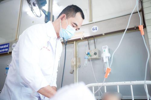 Xuyên đêm phẫu thuật cấp cứu nạn nhân trong vụ sập hàng rào tại Long An