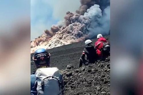 Núi lửa Etna phun trào bất ngờ, du khách hoảng loạn tháo chạy