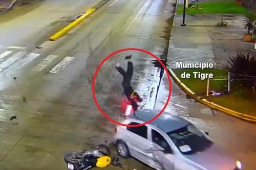 Đâm thẳng vào hông ô tô, nam shipper có màn hạ cánh khó tin