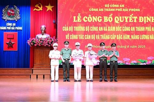 Hai Phó Giám đốc Công an Tp.Hải Phòng nhận quyết định nghỉ hưu