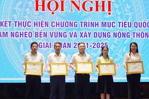 Cảng Đà Nẵng nhận bằng khen 'Vì người nghèo'
