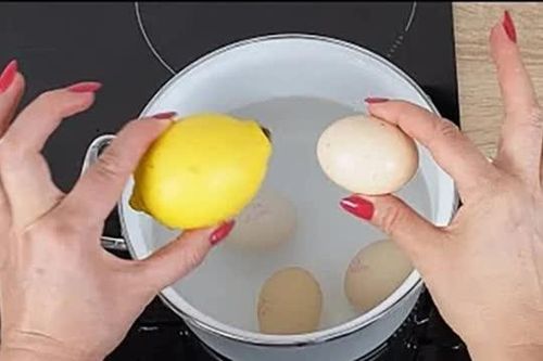 Luộc trứng với chanh – Mẹo nhỏ, hiệu quả lớn trong gian bếp