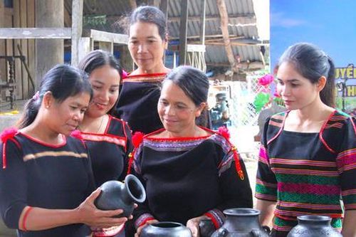 Lớp trang trí hoa văn gốm M'nông: Thắp lửa bảo tồn nghề truyền thống
