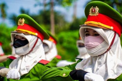 Nữ chiến sĩ Cảnh sát giao thông đeo gậy gỗ, khổ luyện dưới nắng nóng đỉnh điểm