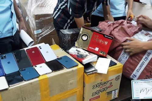 Truy tố vụ án buôn lậu 70.000 phụ kiện điện thoại 'ngụy trang' là quần áo gia công