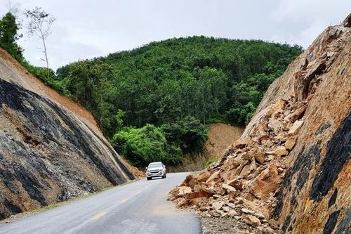 Sửa chữa hệ thống an toàn giao thông trên quốc lộ 4H