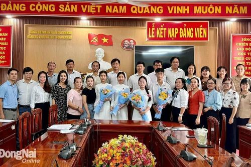Năm học 2024-2025, Đảng bộ Trường trung học phổ thông Long Khánh kết nạp Đảng cho 16 học sinh