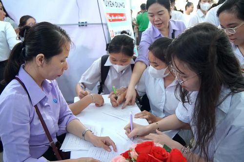 Gần 300 sinh viên Trường cao đẳng Y tế Đồng Nai được nhận hồ sơ tuyển dụng khi tham gia Ngày hội việc làm