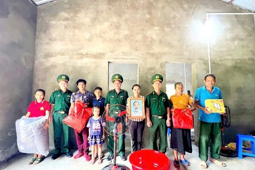 Bàn giao nhà và tặng quà cho hộ có hoàn cảnh đặc biệt khó khăn