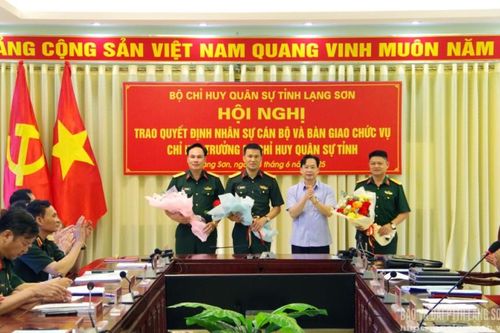 Bàn giao chức vụ Chỉ huy trưởng Bộ Chỉ huy quân sự tỉnh Lạng Sơn