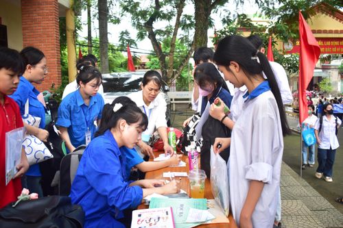 36 đội hình thanh niên tình nguyện 'Tiếp sức mùa thi'