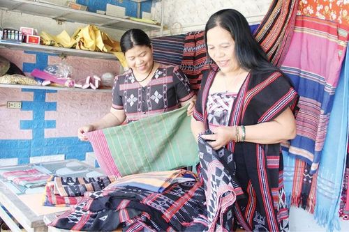 Đôi bàn tay 'dệt' ấm no
