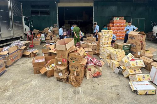 Cao Bằng: Triệt phá kho hàng thực phẩm và giấy vệ sinh nhập lậu