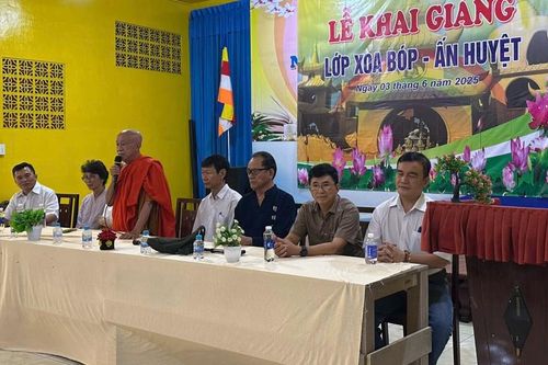 Khai giảng lớp học xoa bóp, ấn huyệt miễn phí cho người khiếm thị tại chùa Kỳ Quang 2