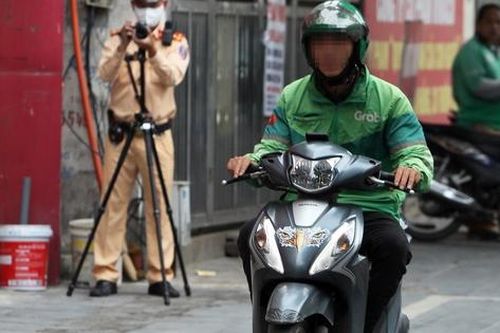 Hà Nội quyết giành lại vỉa hè cho người đi bộ, xử lý hàng trăm xe máy vi phạm
