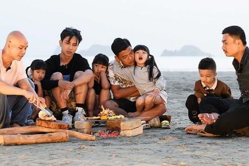 Bốn ông bố nổi tiếng Neko Lê, Trung Ruồi, Duy Hưng và Phan Đinh Tùng bán bánh cuốn chả mực