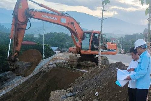 Xử lý dứt điểm vết nứt trên đường nối cầu Làng Giàng ở Lào Cai